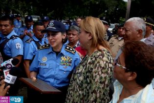 Ofrendas florales para honrar a caídos de la Policía Nacional