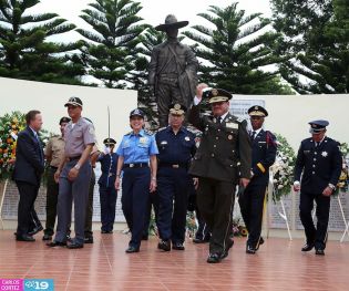 Ofrendas florales para honrar a caídos de la Policía Nacional