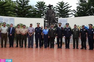 Ofrendas florales para honrar a caídos de la Policía Nacional