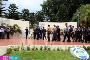 Ofrendas florales para honrar a caídos de la Policía Nacional