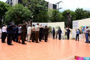 Ofrendas florales para honrar a caídos de la Policía Nacional