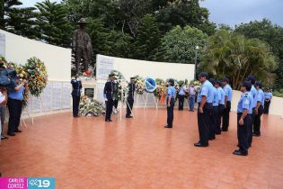 Ofrendas florales para honrar a caídos de la Policía Nacional