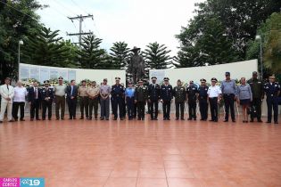 Ofrendas florales para honrar a caídos de la Policía Nacional