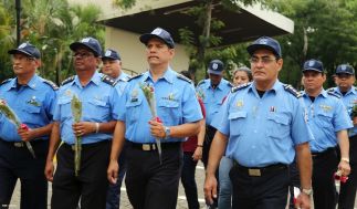 Ofrendas florales para honrar a caídos de la Policía Nacional