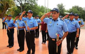 Ofrendas florales para honrar a caídos de la Policía Nacional