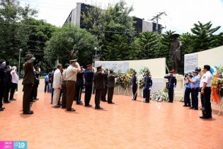 Ofrendas florales para honrar a caídos de la Policía Nacional