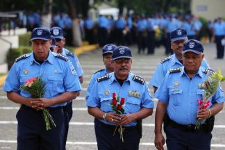 Ofrendas florales para honrar a caídos de la Policía Nacional