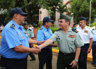 Ofrendas florales para honrar a caídos de la Policía Nacional