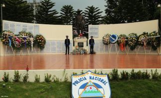 Ofrendas florales para honrar a caídos de la Policía Nacional