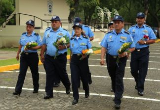 Ofrendas florales para honrar a caídos de la Policía Nacional