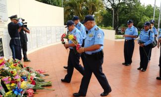 Ofrendas florales para honrar a caídos de la Policía Nacional