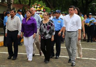 Ofrendas florales para honrar a caídos de la Policía Nacional