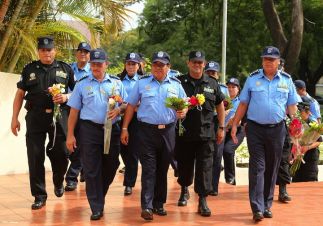 Ofrendas florales para honrar a caídos de la Policía Nacional