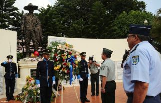 Ofrendas florales para honrar a caídos de la Policía Nacional