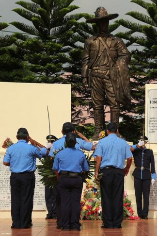 Ofrendas florales para honrar a caídos de la Policía Nacional