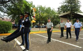 Ofrendas florales para honrar a caídos de la Policía Nacional
