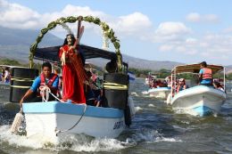 Viacrucis Acuático en las Isletas de Granada