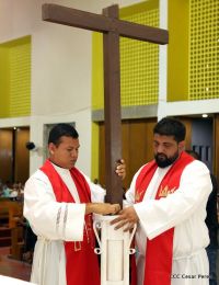 Celebran Liturgia de la Pasión y Muerte de Jesucristo