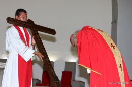 Celebran Liturgia de la Pasión y Muerte de Jesucristo