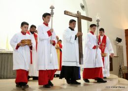 Celebran Liturgia de la Pasión y Muerte de Jesucristo