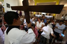 Celebran Liturgia de la Pasión y Muerte de Jesucristo