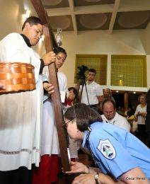 Celebran Liturgia de la Pasión y Muerte de Jesucristo