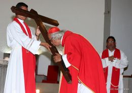 Celebran Liturgia de la Pasión y Muerte de Jesucristo