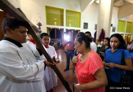 Celebran Liturgia de la Pasión y Muerte de Jesucristo