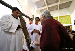 Celebran Liturgia de la Pasión y Muerte de Jesucristo