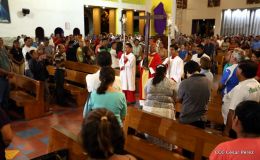 Celebran Liturgia de la Pasión y Muerte de Jesucristo