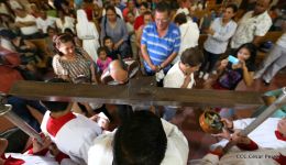 Celebran Liturgia de la Pasión y Muerte de Jesucristo