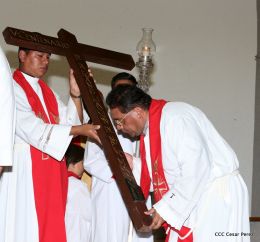 Celebran Liturgia de la Pasión y Muerte de Jesucristo