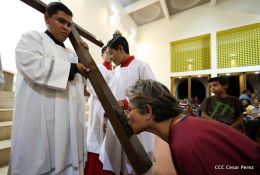 Celebran Liturgia de la Pasión y Muerte de Jesucristo