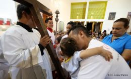 Celebran Liturgia de la Pasión y Muerte de Jesucristo