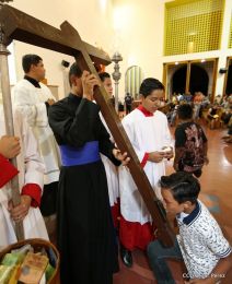 Celebran Liturgia de la Pasión y Muerte de Jesucristo
