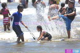 Playas y ríos  abarrotados de vacacionistas