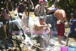 Playas y ríos  abarrotados de vacacionistas