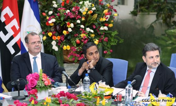 Comandante Daniel y Compañera Rosario se reúnen con Misión del FMI