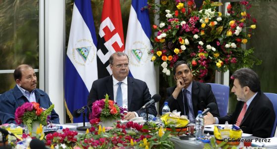 Comandante Daniel y Compañera Rosario se reúnen con Misión del FMI