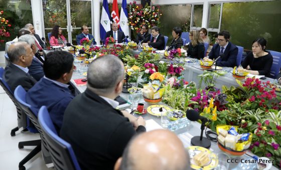 Comandante Daniel y Compañera Rosario se reúnen con Misión del FMI