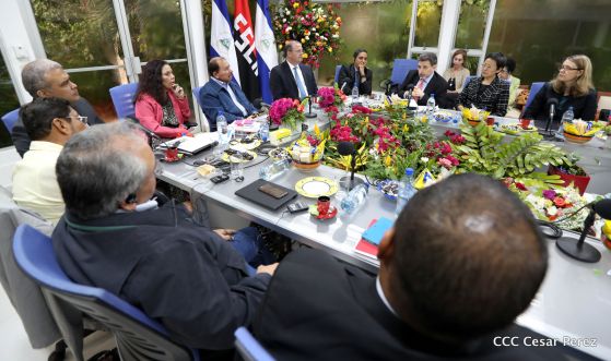 Comandante Daniel y Compañera Rosario se reúnen con Misión del FMI