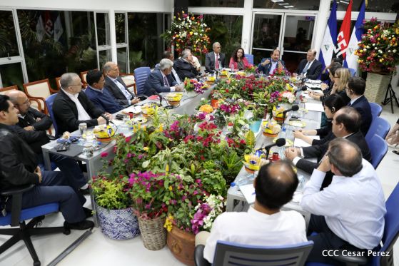 Comandante Daniel y Compañera Rosario se reúnen con Misión del FMI