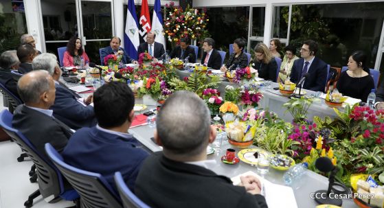 Comandante Daniel y Compañera Rosario se reúnen con Misión del FMI