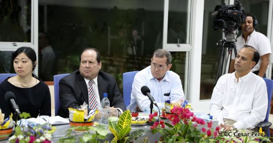 Comandante Daniel y Compañera Rosario se reúnen con Misión del FMI