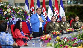 Daniel y Rosario presiden Acto de Ascenso en Grados y Entrega de Memoria Anual del Ejército