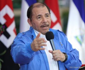 Daniel y Rosario presiden Acto de Ascenso en Grados y Entrega de Memoria Anual del Ejército