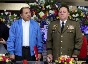 Daniel y Rosario presiden Acto de Ascenso en Grados y Entrega de Memoria Anual del Ejército