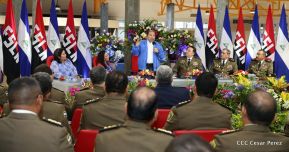 Daniel y Rosario presiden Acto de Ascenso en Grados y Entrega de Memoria Anual del Ejército