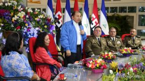 Daniel y Rosario presiden Acto de Ascenso en Grados y Entrega de Memoria Anual del Ejército