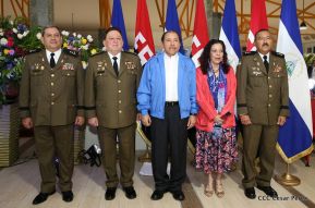 Daniel y Rosario presiden Acto de Ascenso en Grados y Entrega de Memoria Anual del Ejército